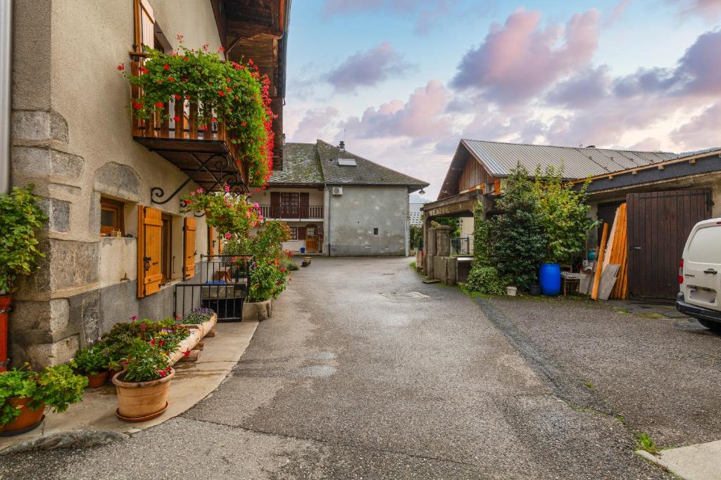 an alley with plants on the side of a building at Maison village proche lac d'annecy in Faverges