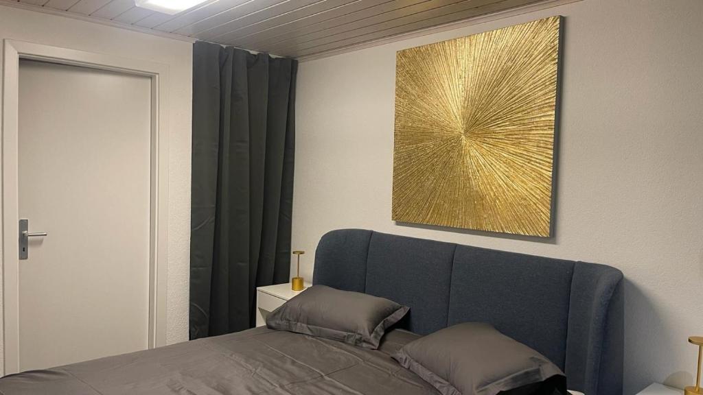 1 dormitorio con 1 cama y una pintura en la pared en La Croisette SA en Ginebra