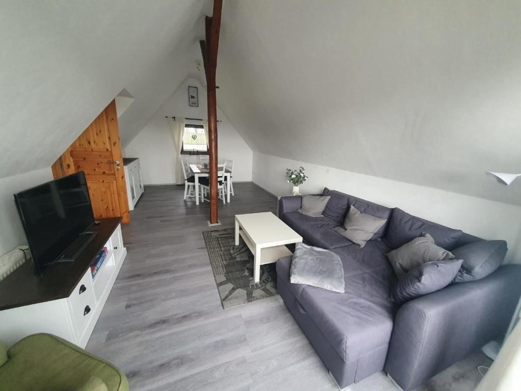 ein Wohnzimmer mit einem Sofa und einem Tisch in der Unterkunft Stolkerfelder Hof in Idstedt