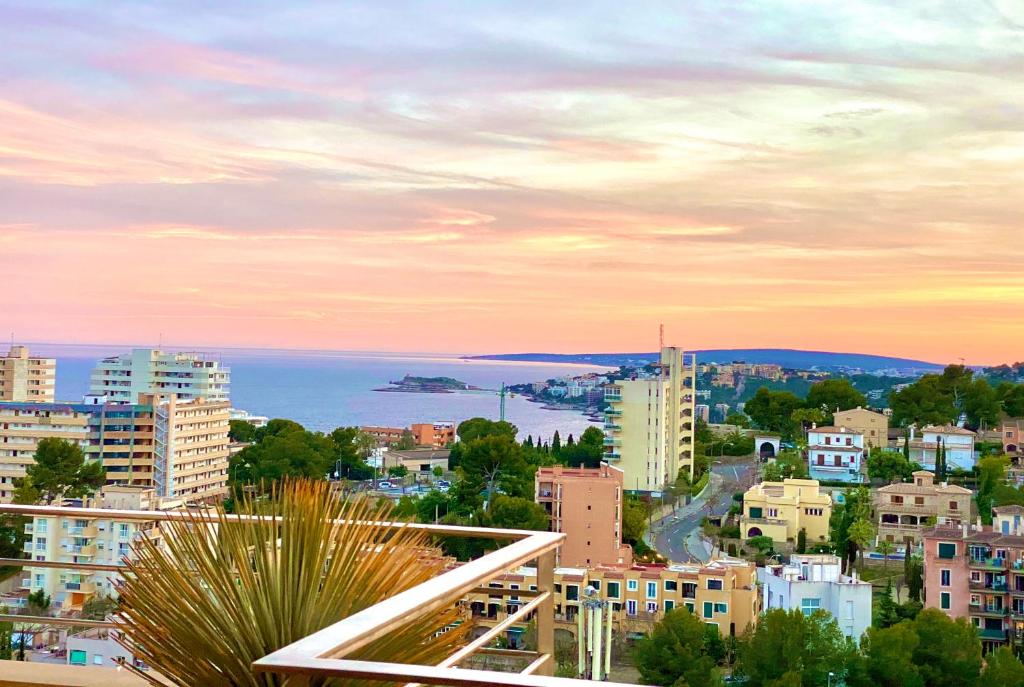 vista su una città con l'oceano sullo sfondo di Hotel Apartment with Breathtaking Panoramic Sea and Mountain Views a Palma de Mallorca