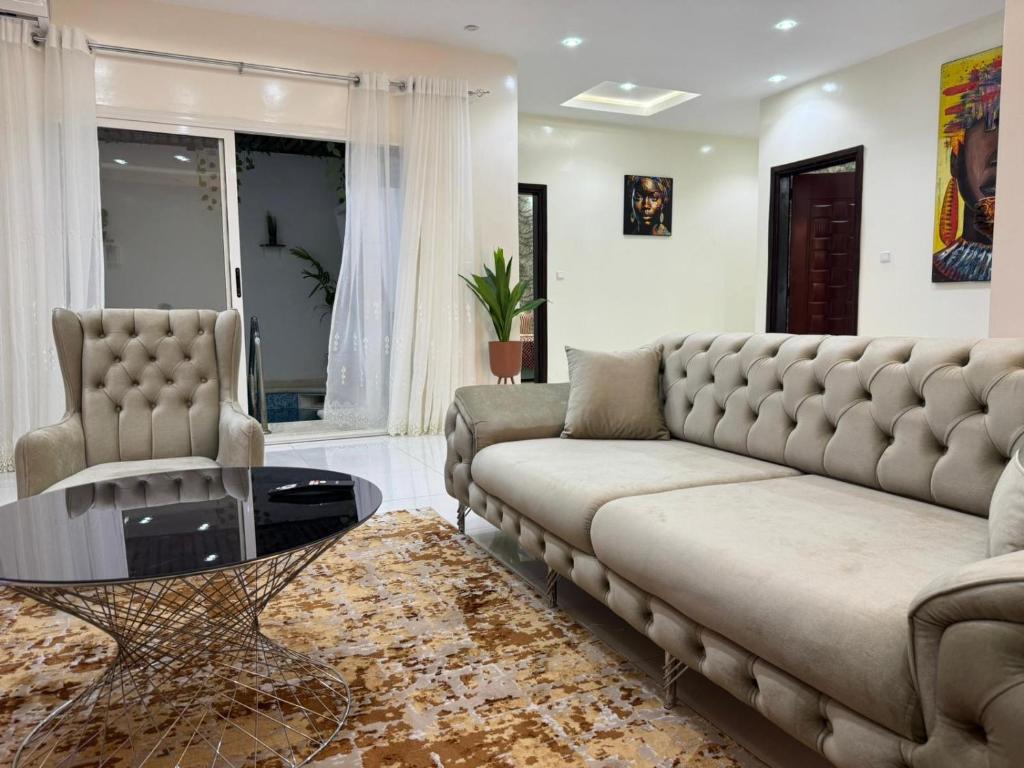 a living room with a couch and a table at Sall Residence Mbour Saly in Mbour