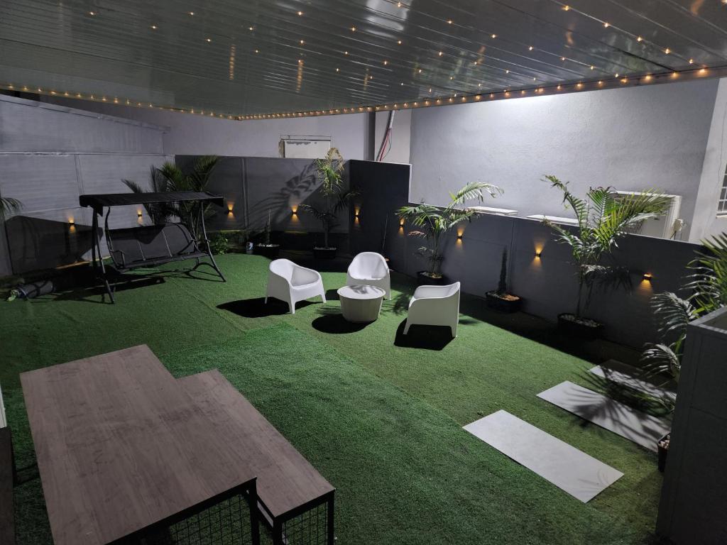 um quarto com plantas e uma mesa e cadeiras em סוויטת Gadish em Bete-Seã