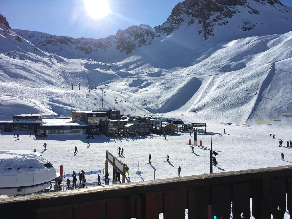 un groupe de personnes skier sur une montagne enneigée dans l'établissement Duplex plein sud pieds des pistes, à Tignes