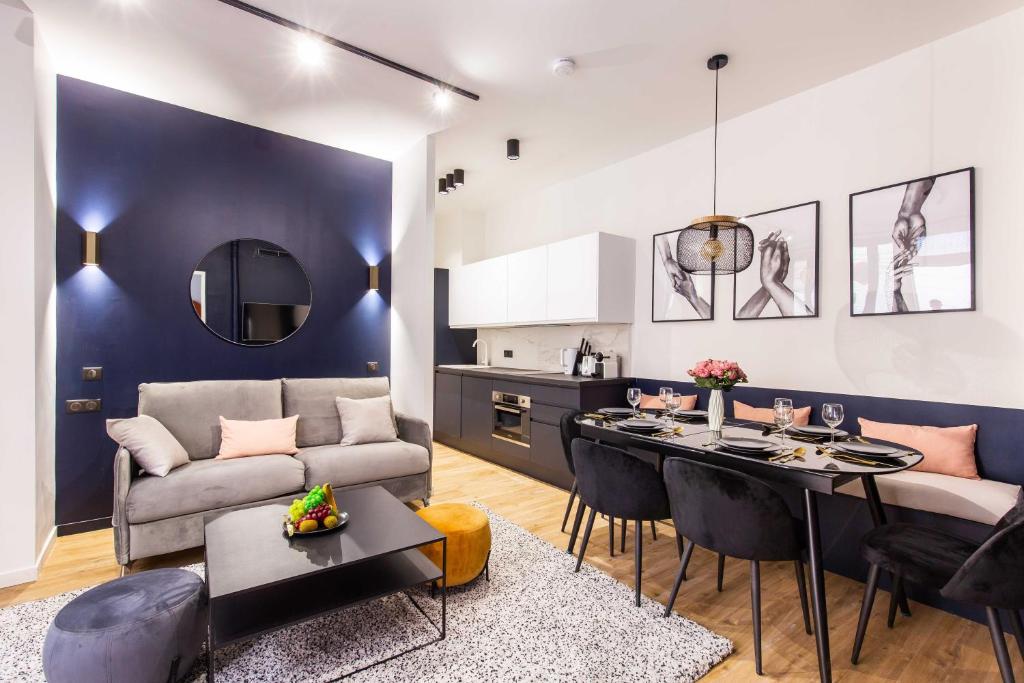 un salon avec un canapé et une table dans l'établissement Spacious Apartment- 2BR-6P - Porte Saint-Denis, à Paris