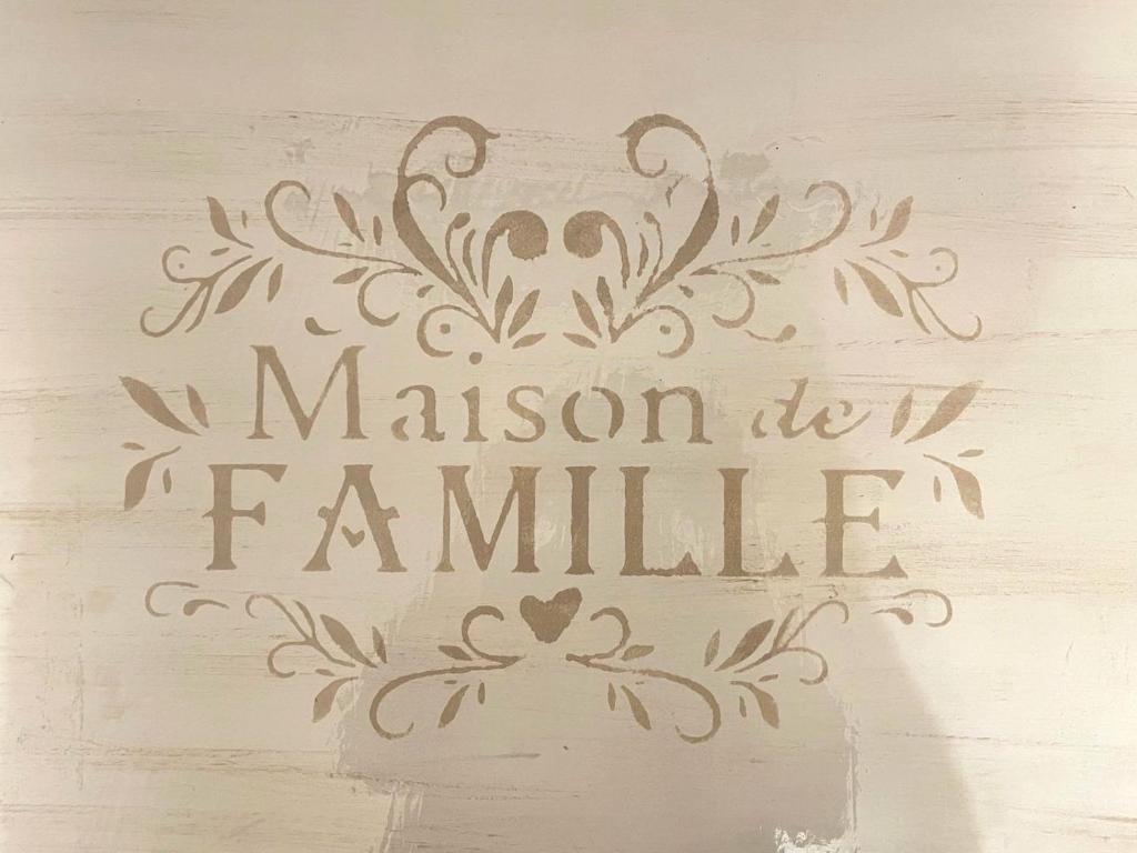 Una señal en una pared que dice que la misión es femenina. en Maison de Famille, en Turín