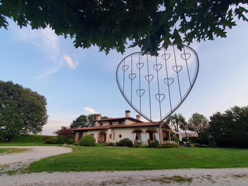 un cuore appeso ad un albero di fronte a una casa di Elis' House a Moriago della Battaglia