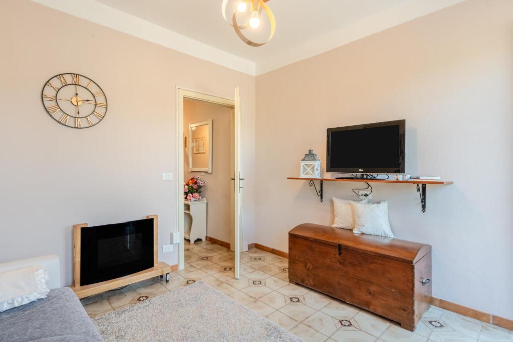 TV a/nebo společenská místnost v ubytování Casa di Nonna Tosca Montecarlo