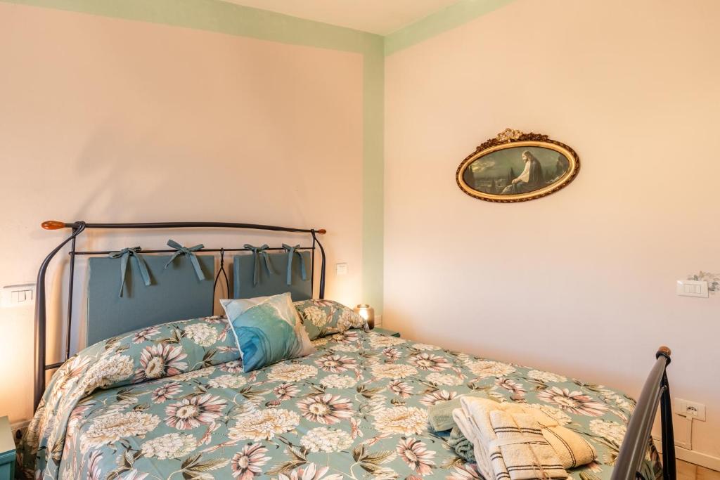 Postel nebo postele na pokoji v ubytování Casa di Nonna Tosca Montecarlo