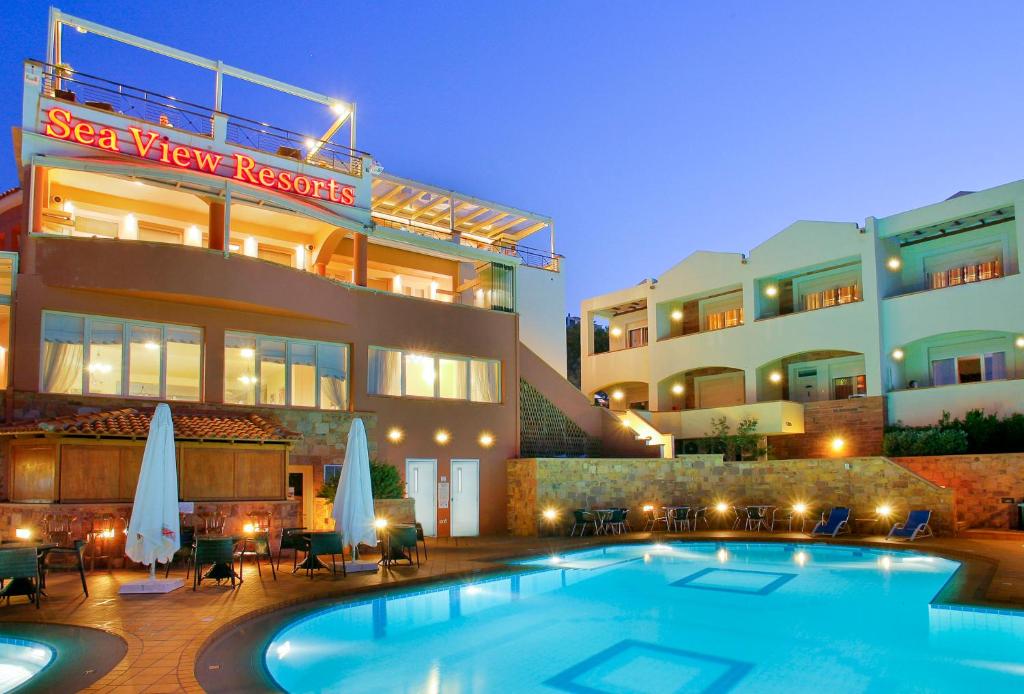 un hotel con piscina frente a un edificio en Sea View Resorts & Spa en Karfas