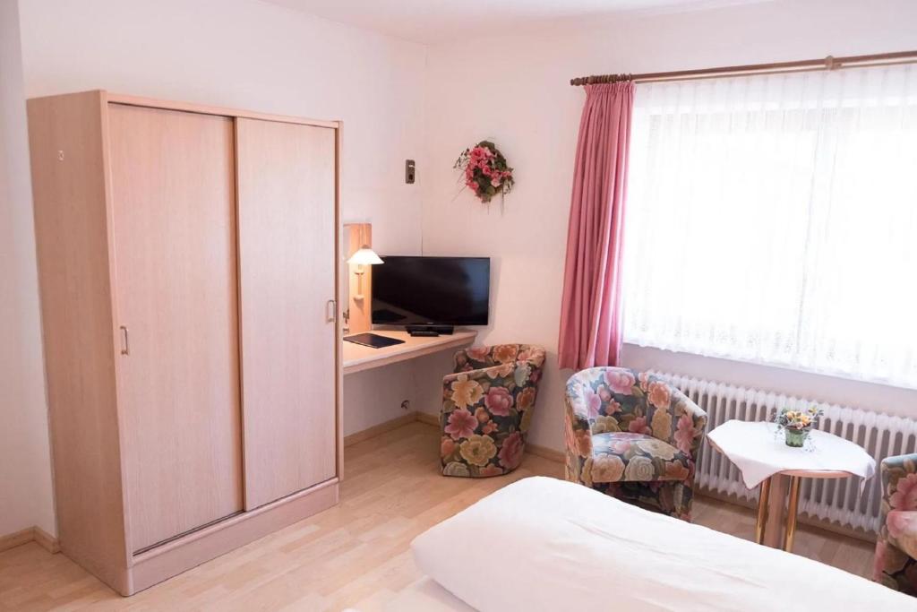 TV a/nebo společenská místnost v ubytování Pension Isernhagen