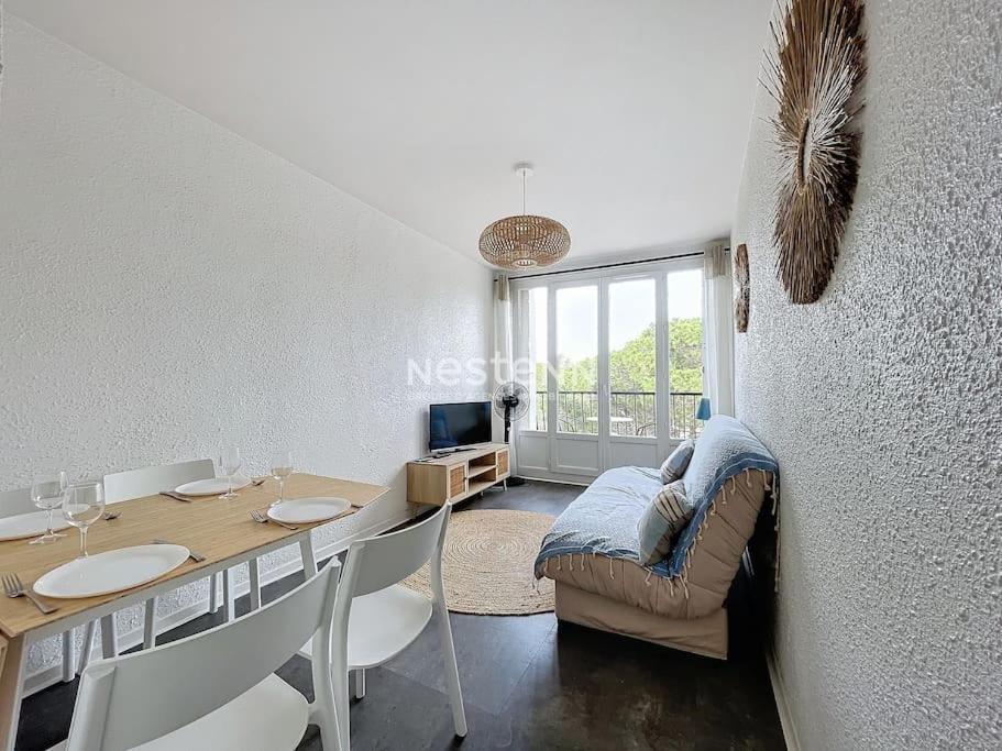 une salle à manger avec une table et un canapé dans l'établissement 3278-T2 à 50m de la plage, à Argelès-sur-Mer
