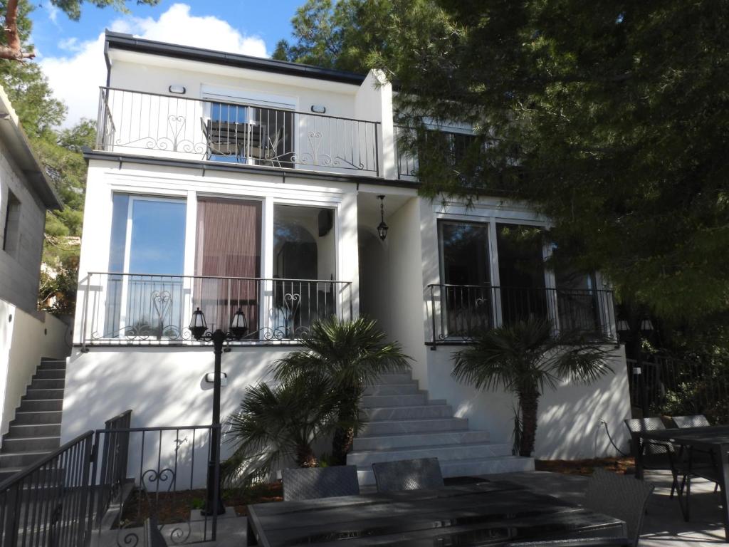 Digital Nomads Apartments في بار: بيت ابيض فيه درج وبلكونه