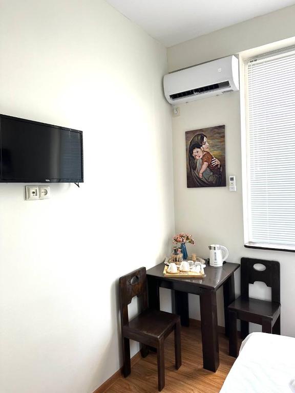 Televisor o centre d'entreteniment de Guest House Memo at the center of kutaisi