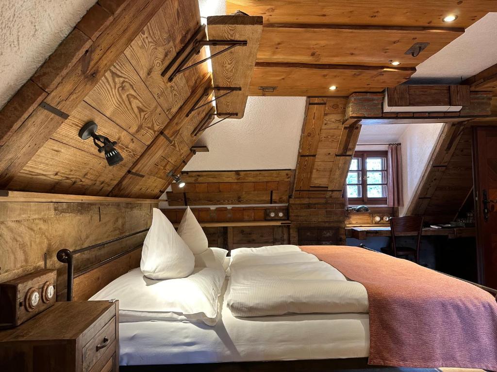 Postel nebo postele na pokoji v ubytování Romantik Hotel U Raka
