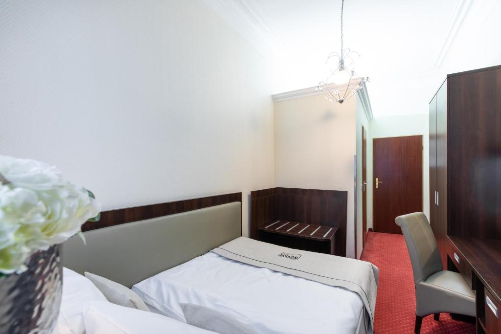 Postel nebo postele na pokoji v ubytování Hotel Graf Moltke Hamburg