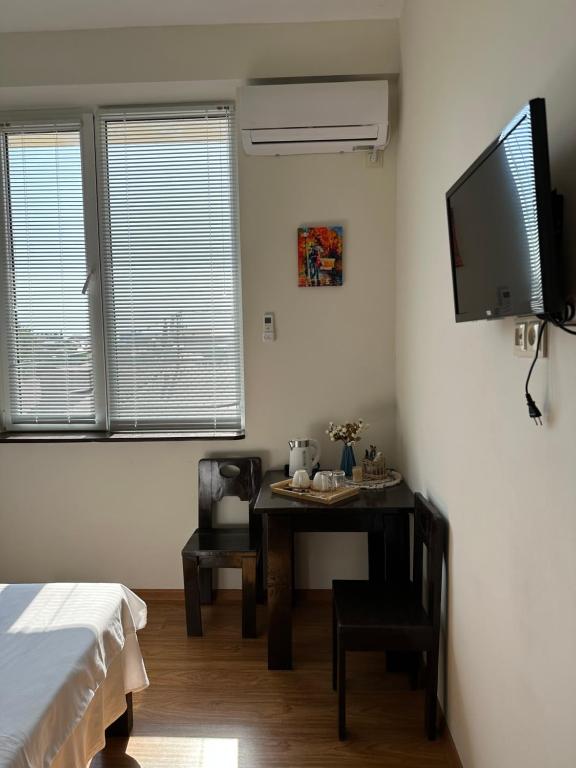 Televisor o centre d'entreteniment de Guest House Memo at the center of kutaisi