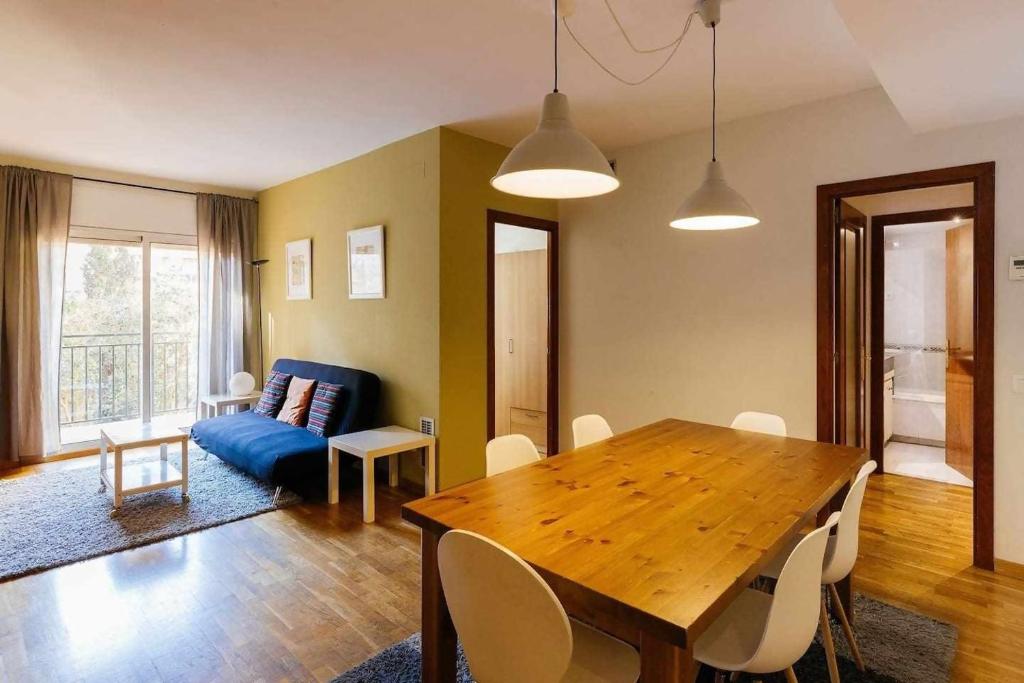 バルセロナにあるマリーナ 177のリビングルーム(木製テーブル、青いソファ付)