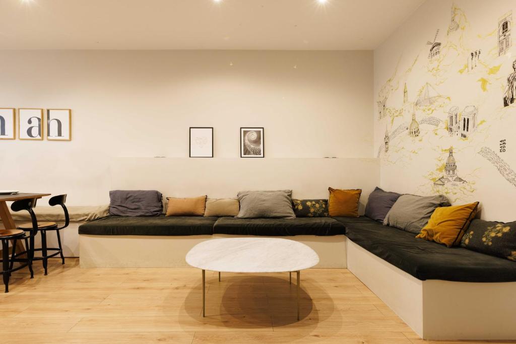 un salon avec un canapé et une table dans l'établissement Cosy apartment - 4BR-12P - Canal Saint-Martin, à Paris