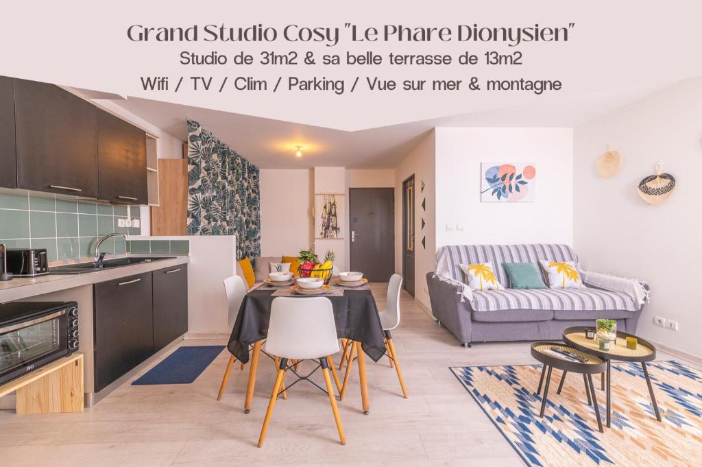 uma cozinha e sala de estar com mesa e cadeiras em Grand Studio Cosy Le Phare Dionysien - Résidence Le Phoenix em Saint-Denis