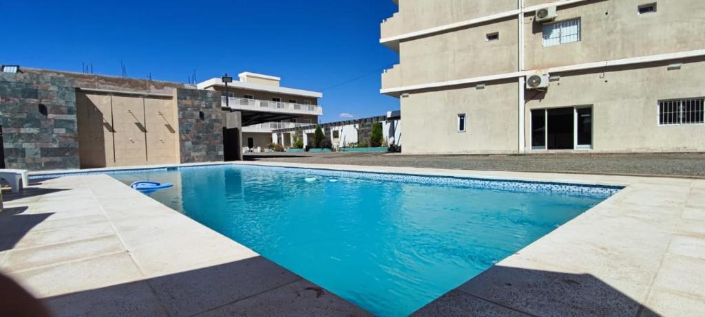 uma piscina em frente a um edifício em Hotel Cuesta de Miranda II em Villa Unión