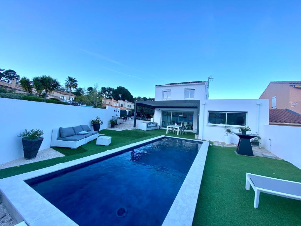 Piscina de la sau aproape de VILLA LAURANA HYERES 6 personnes Piscine chauffée
