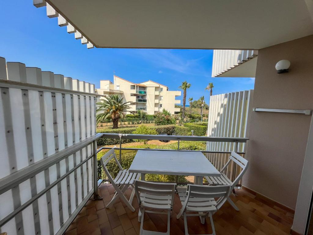 a patio with a table and chairs on a balcony at Studio Saint-Cyprien, 1 pièce, 4 personnes - FR-1-753-15 in Saint-Cyprien