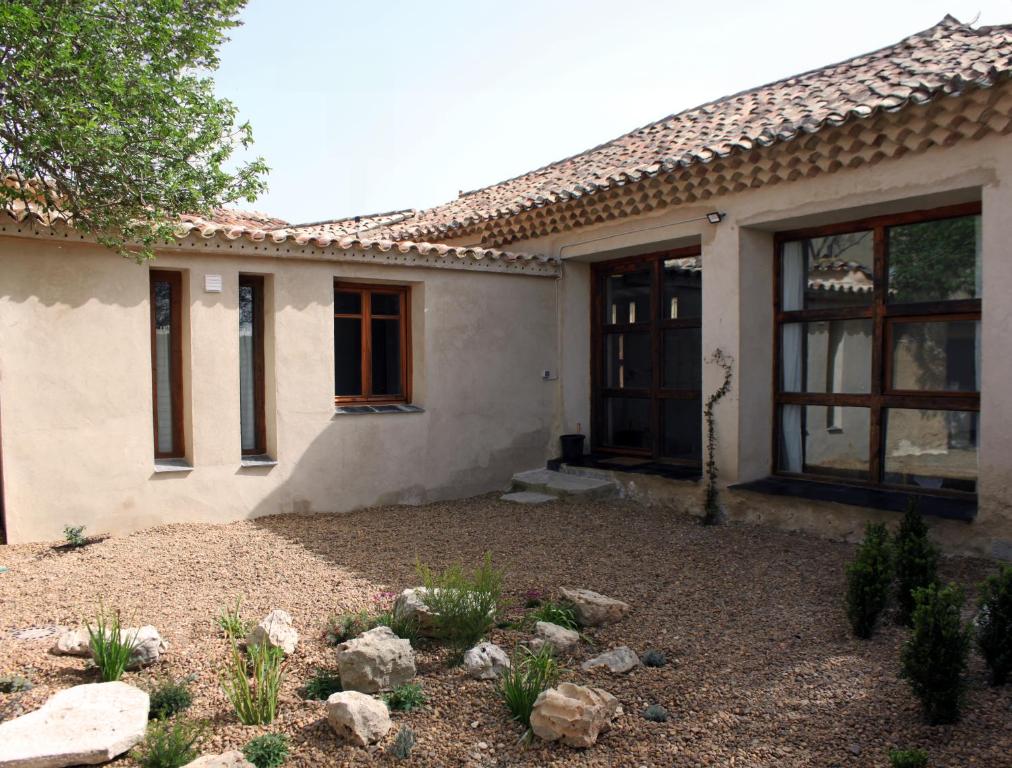 una casa con un jardín delante de ella en La Real Urueña, en Urueña