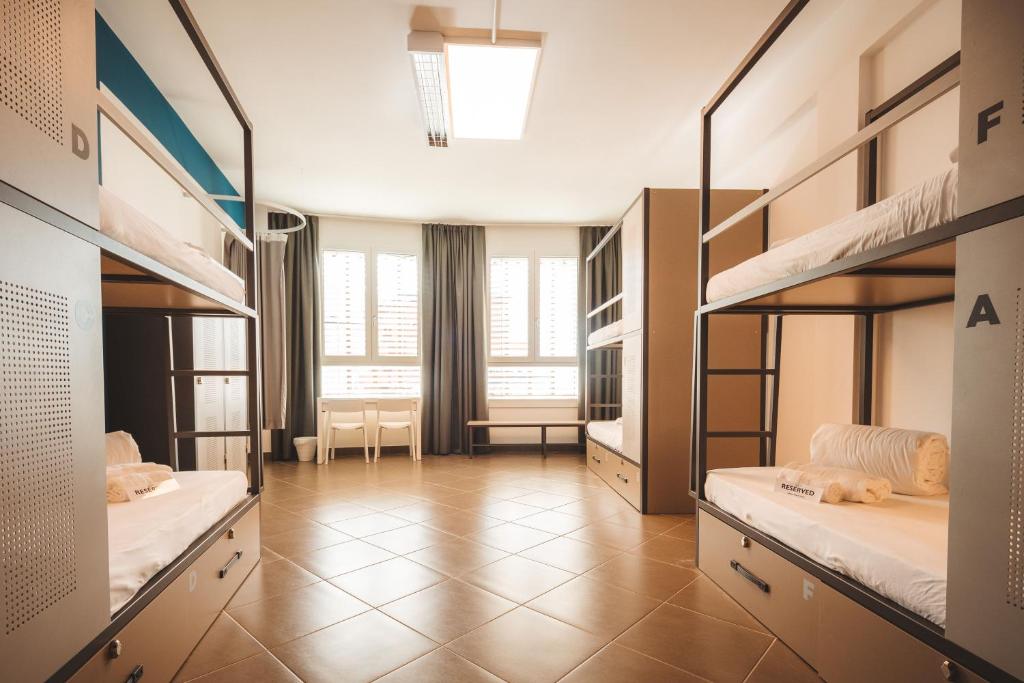 Giường trong phòng chung tại Lecco Hostel & Rooms