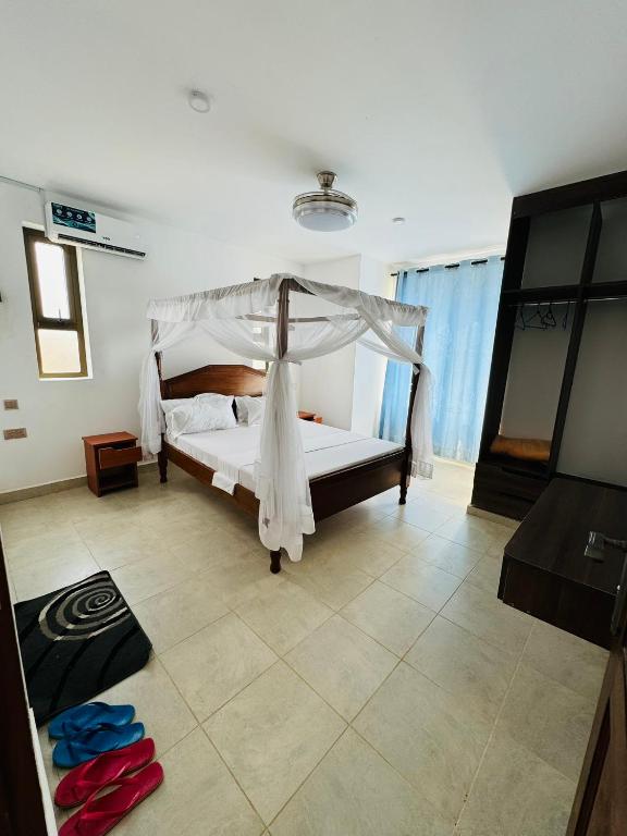 Postel nebo postele na pokoji v ubytování Tulivu Suites Diani