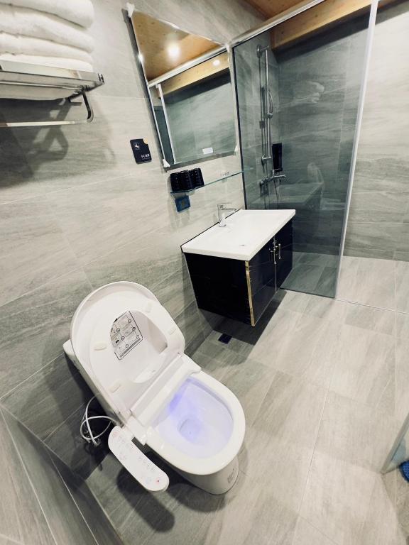 a bathroom with a toilet and a sink at Dafong Hotel in Zhongzheng