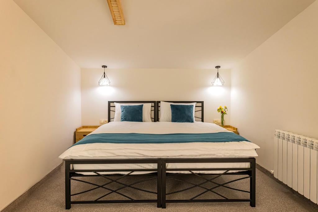 Postel nebo postele na pokoji v ubytování Taniqinn Dilijan Hotel