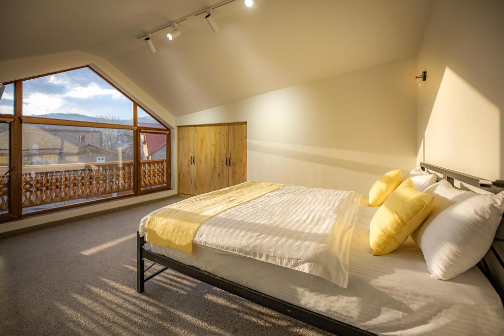 Postel nebo postele na pokoji v ubytování Taniqinn Dilijan Hotel