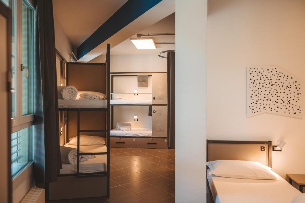 Giường trong phòng chung tại Lecco Hostel & Rooms