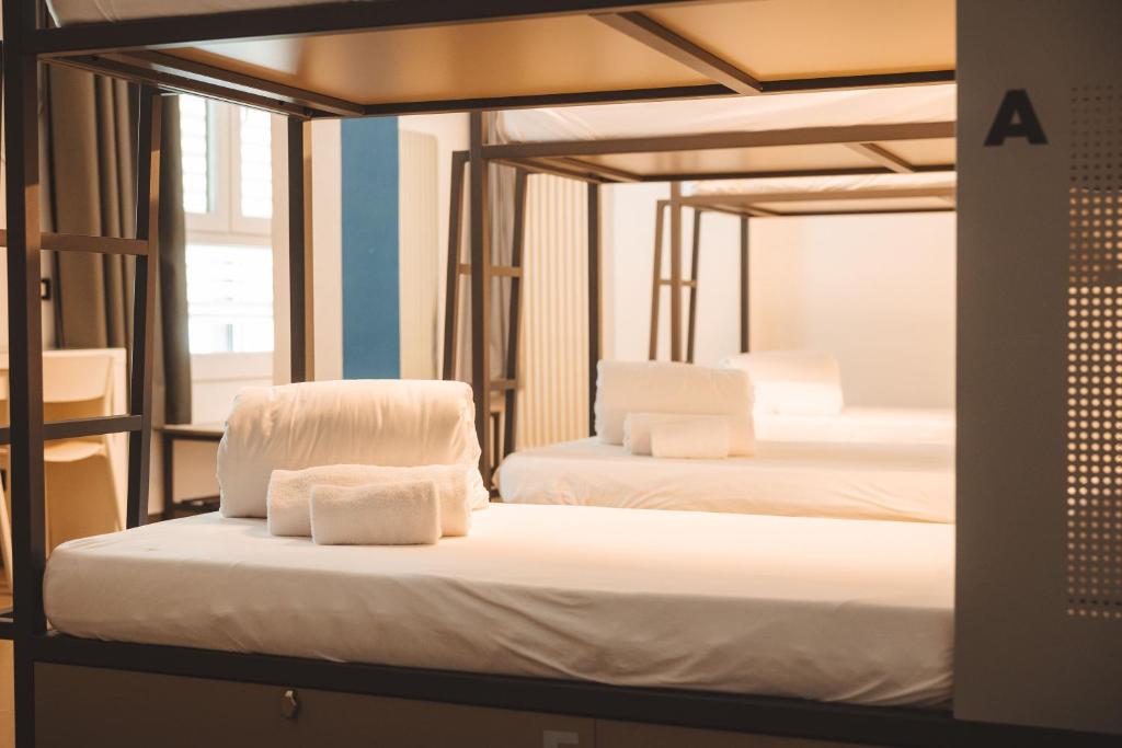 Giường trong phòng chung tại Lecco Hostel & Rooms