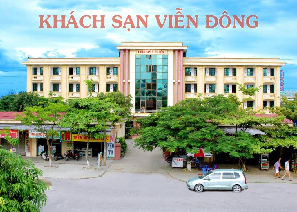 budynek z samochodem zaparkowanym przed nim w obiekcie Khách sạn Viễn Đông w mieście Dong Quan