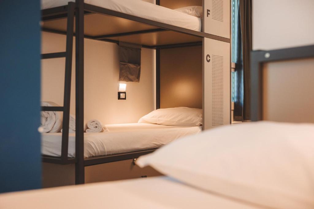 Giường trong phòng chung tại Lecco Hostel & Rooms