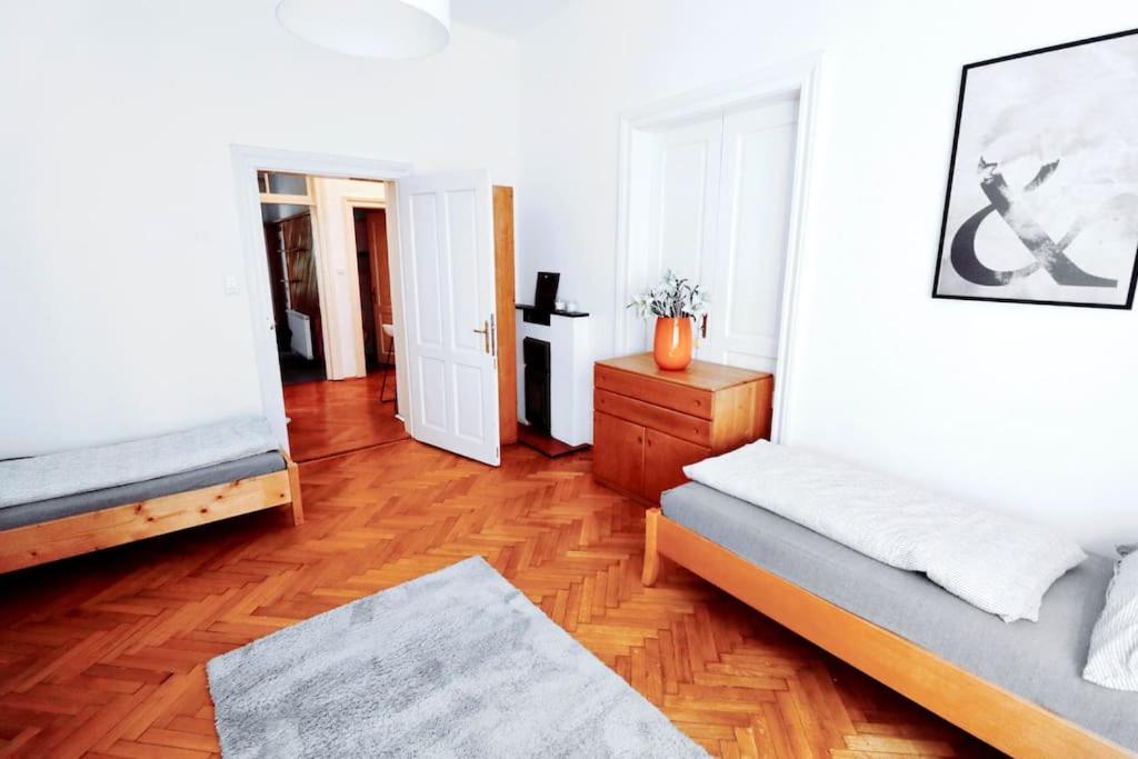 - un salon avec un lit et du parquet dans l'établissement Großes, Helles Vintage Apartment mit Parkplatz, à Innsbruck
