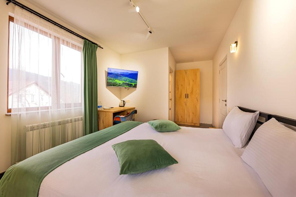 Postel nebo postele na pokoji v ubytování Taniqinn Dilijan Hotel