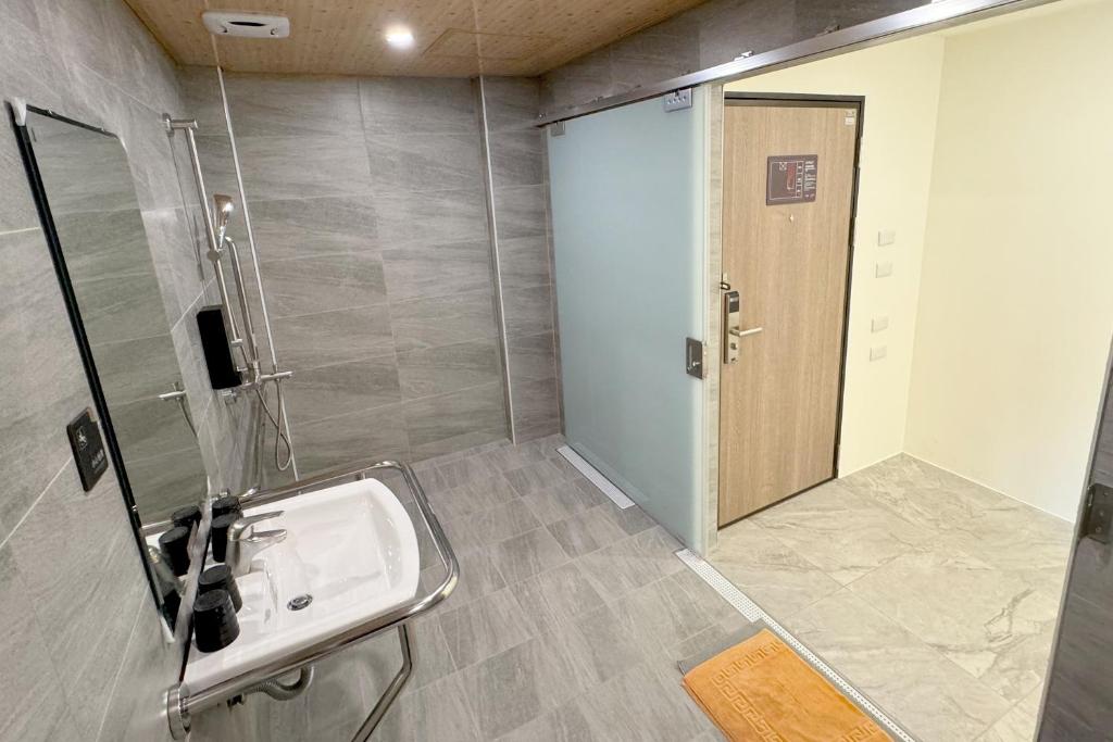 a bathroom with a sink and a shower at Dafong Hotel in Zhongzheng