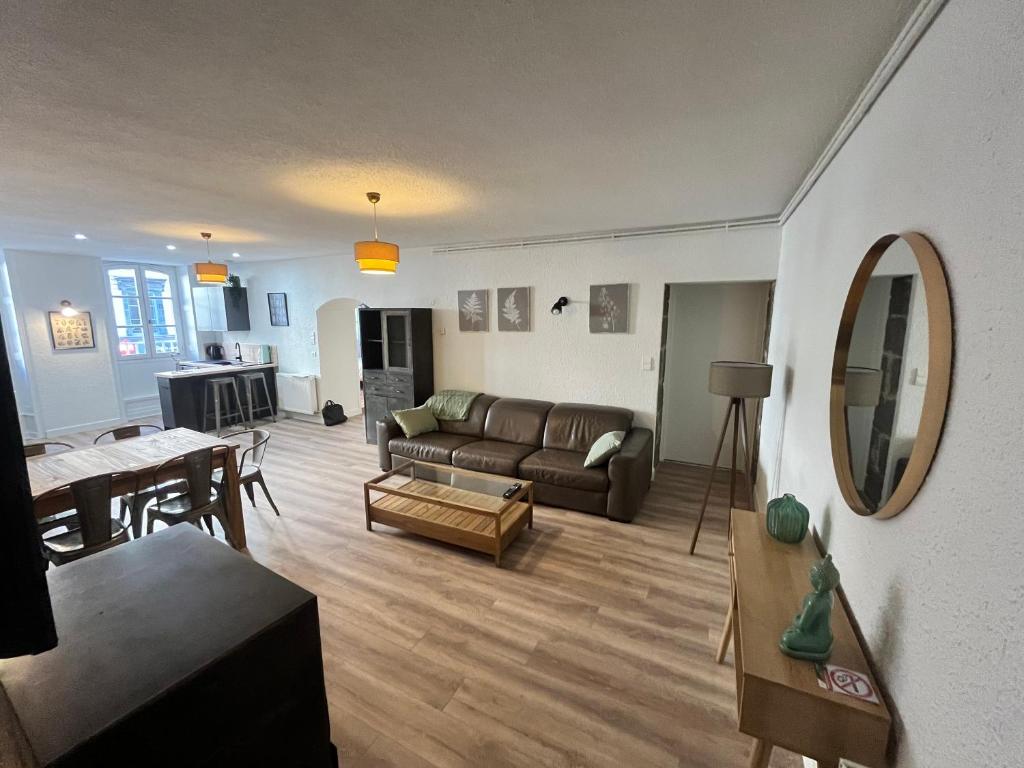 a living room with a couch and a table at Cosy Center Av Des États-Unis in Clermont-Ferrand