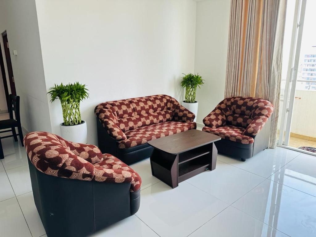 een wachtkamer met 2 stoelen en een tafel bij Rideway wellawatte in Colombo