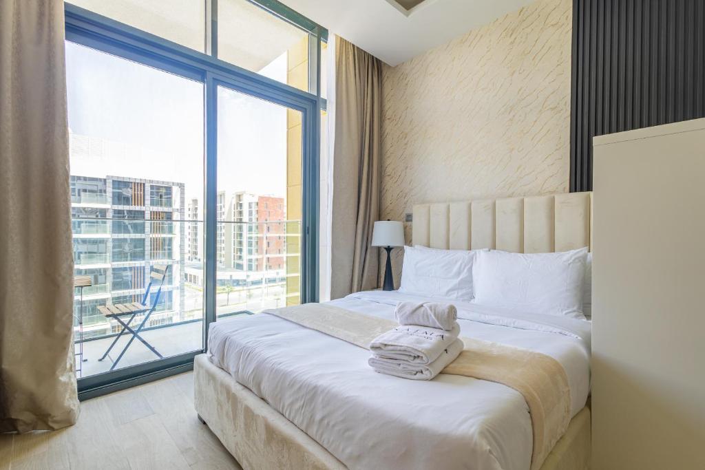 Postel nebo postele na pokoji v ubytování Nasma Luxury Stays - Snug Studio With Balcony and Pool View