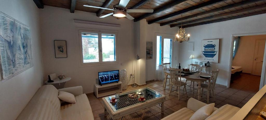 Posezení v ubytování Mykonian house with shared pool