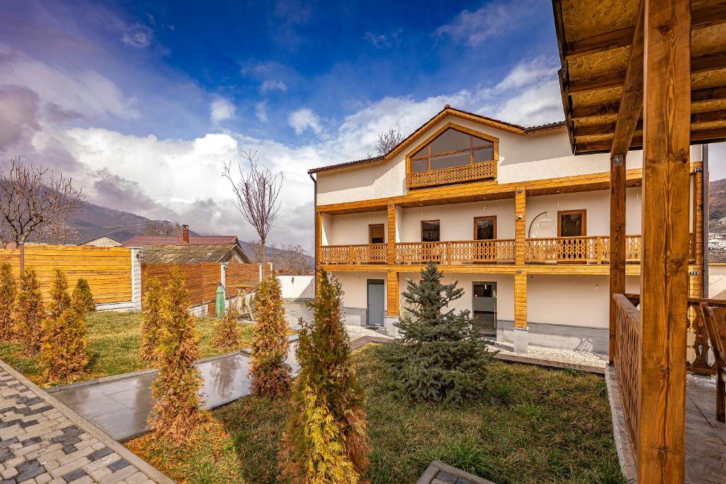 Nespecifikovaný výhled na hory nebo výhled na hory při pohledu z hotelu