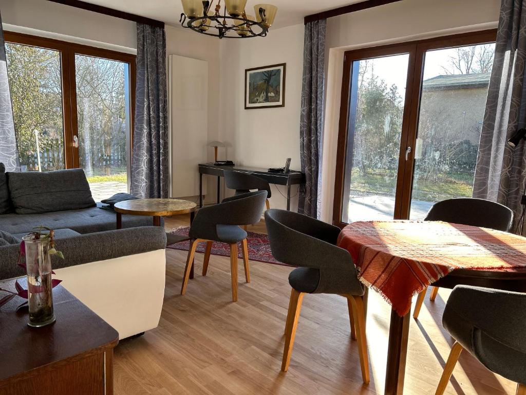 a living room with a couch and a table and chairs at Urlaub im Grünen in Stahnsdorf