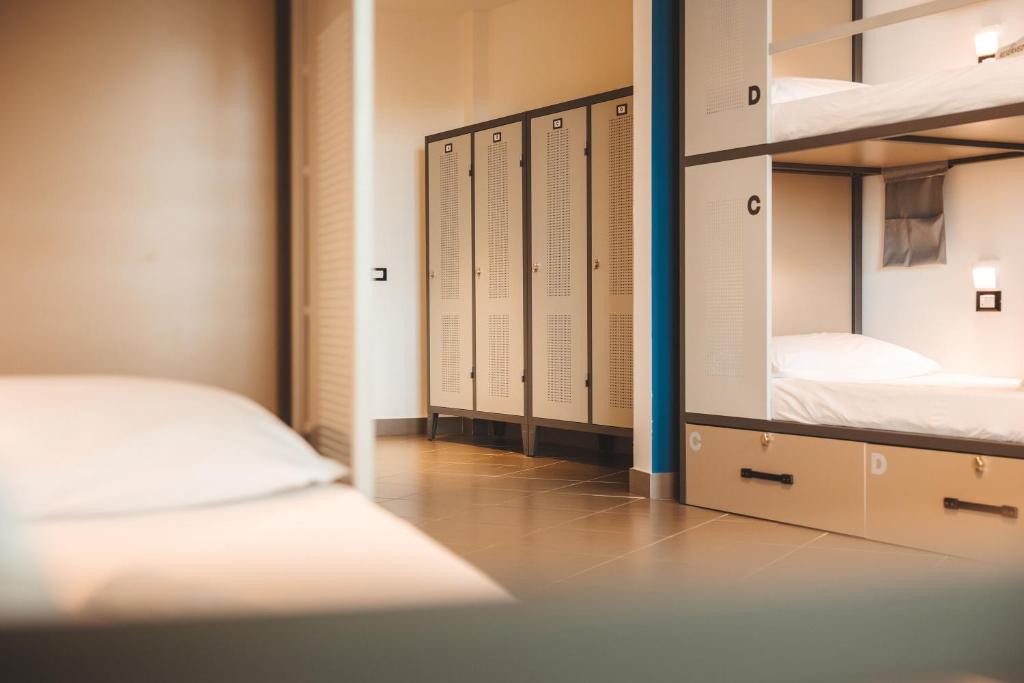 Giường trong phòng chung tại Lecco Hostel & Rooms