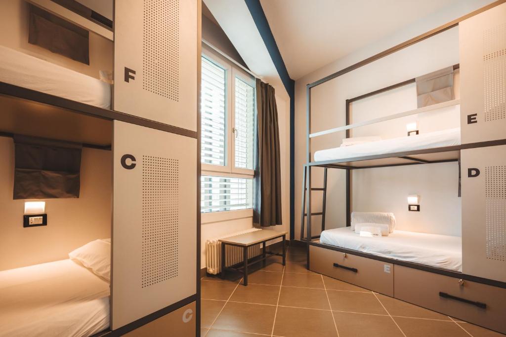 Giường trong phòng chung tại Lecco Hostel & Rooms