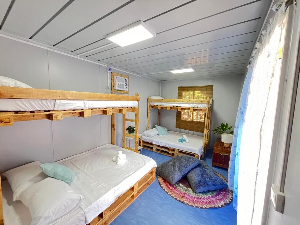 - une chambre avec 2 lits superposés dans un bateau dans l'établissement Ysla Cabins, à Cabangan