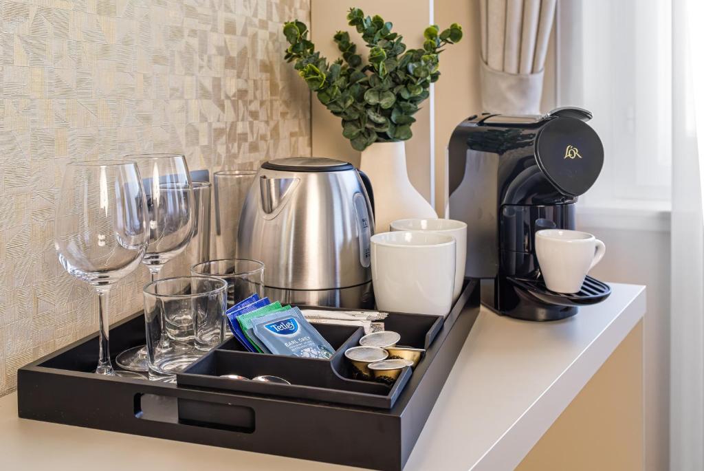 Příslušenství pro přípravu čaje a kávy v ubytování Hotel Maestro by Adrez