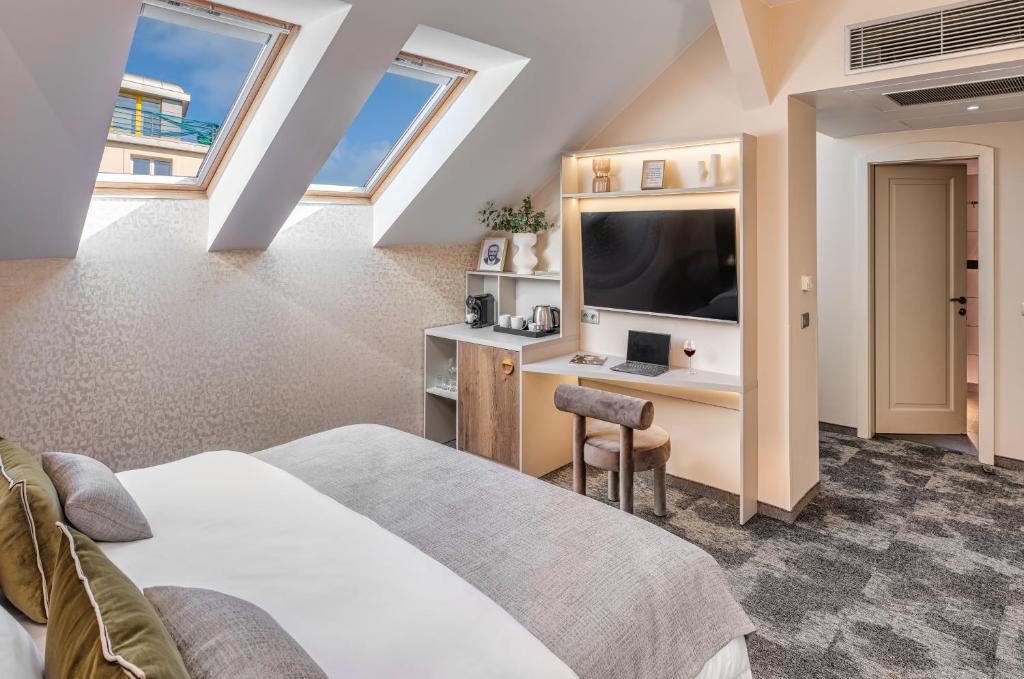 TV a/nebo společenská místnost v ubytování Hotel Maestro by Adrez